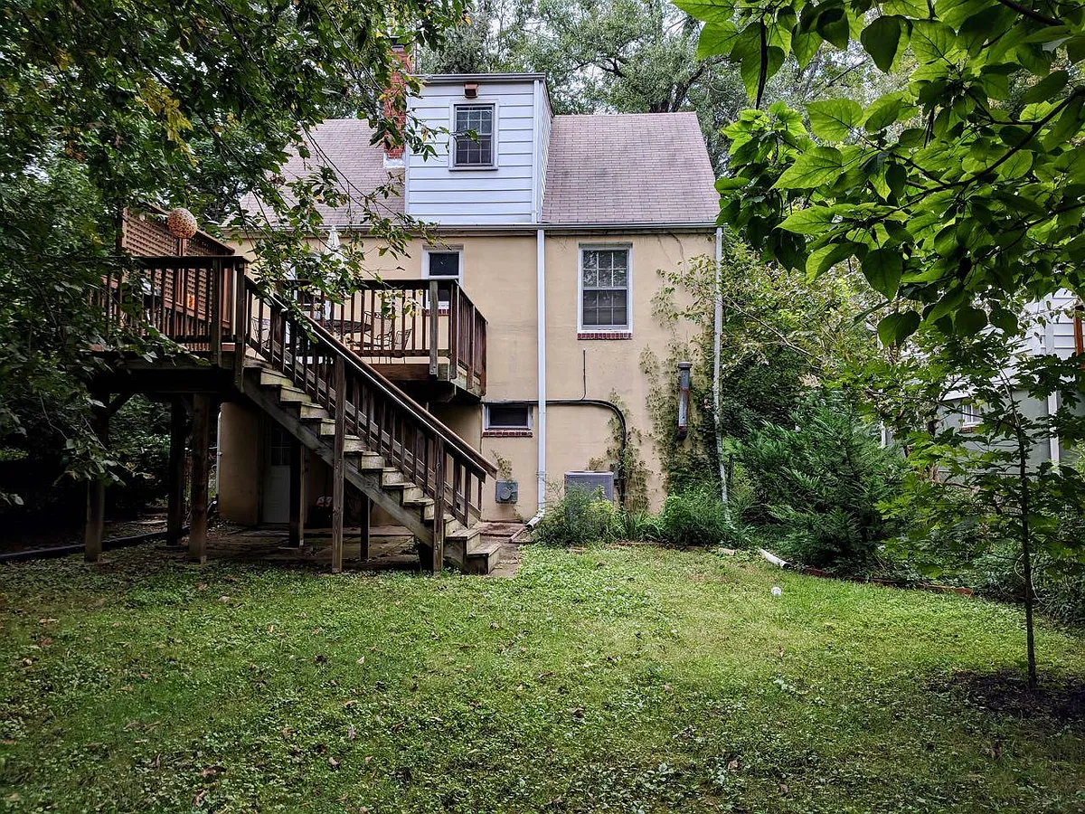 Large, fenced backyard with trees - Oglethorpe St