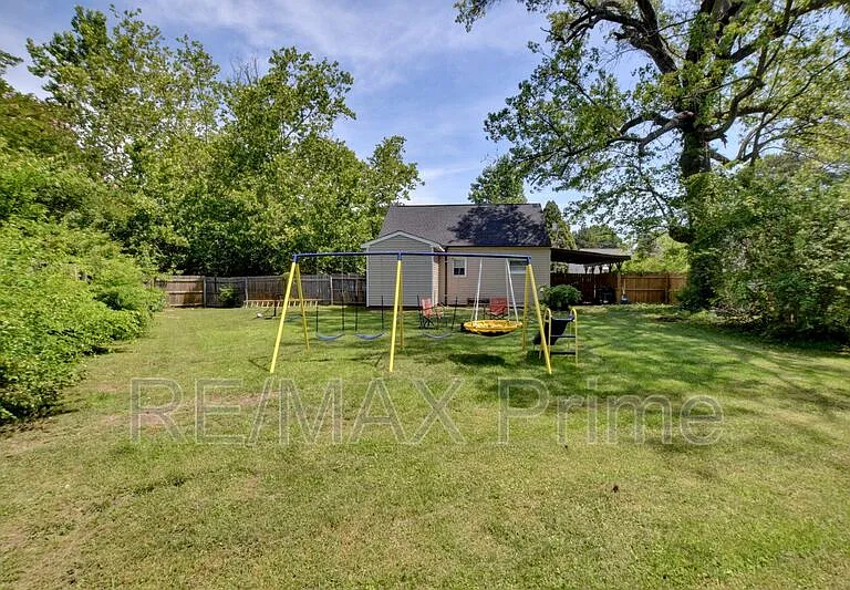 2 Clover St — Photo 23