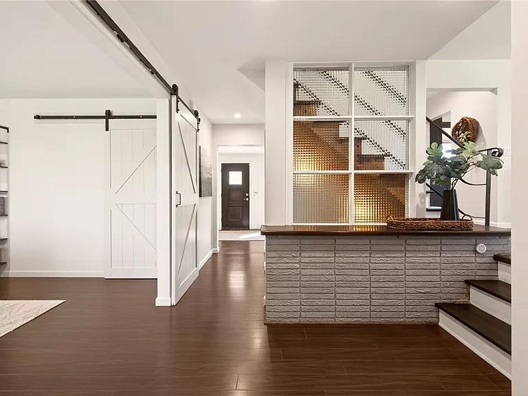 330 Kilbourn Rd — Photo 17