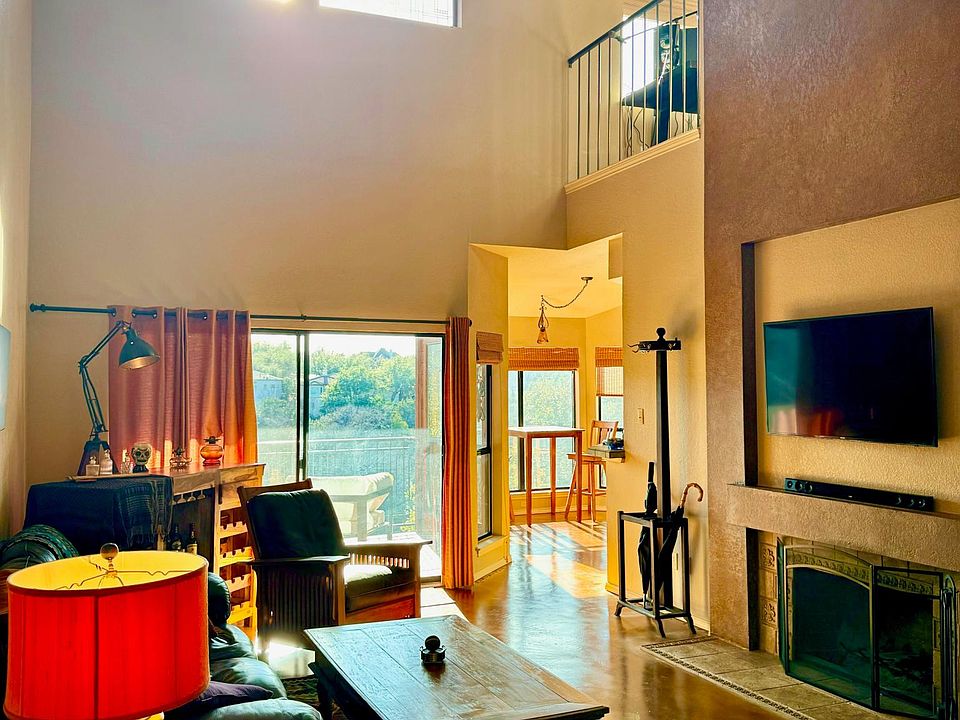 Tranquil loft/treehouse with fireplace downstairs, upstairs, and gorgeous views of Stillhouse Canyon