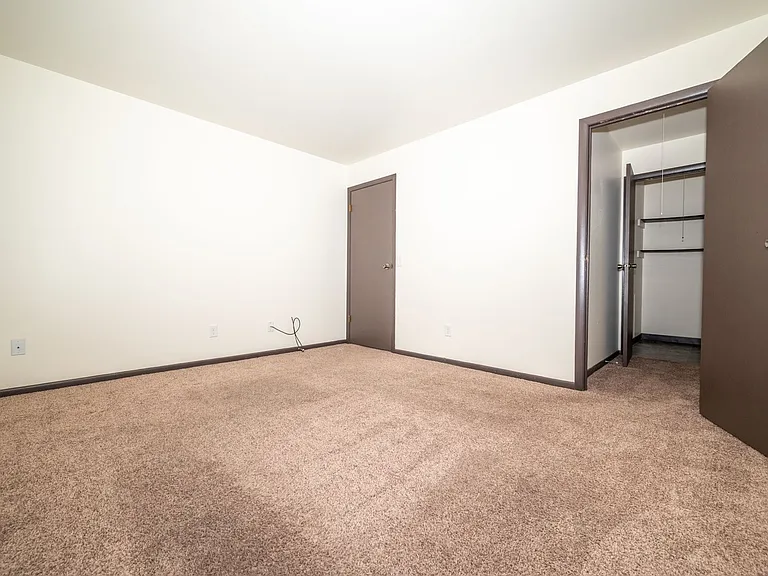 Canterbury Court Apartments — Photo 16