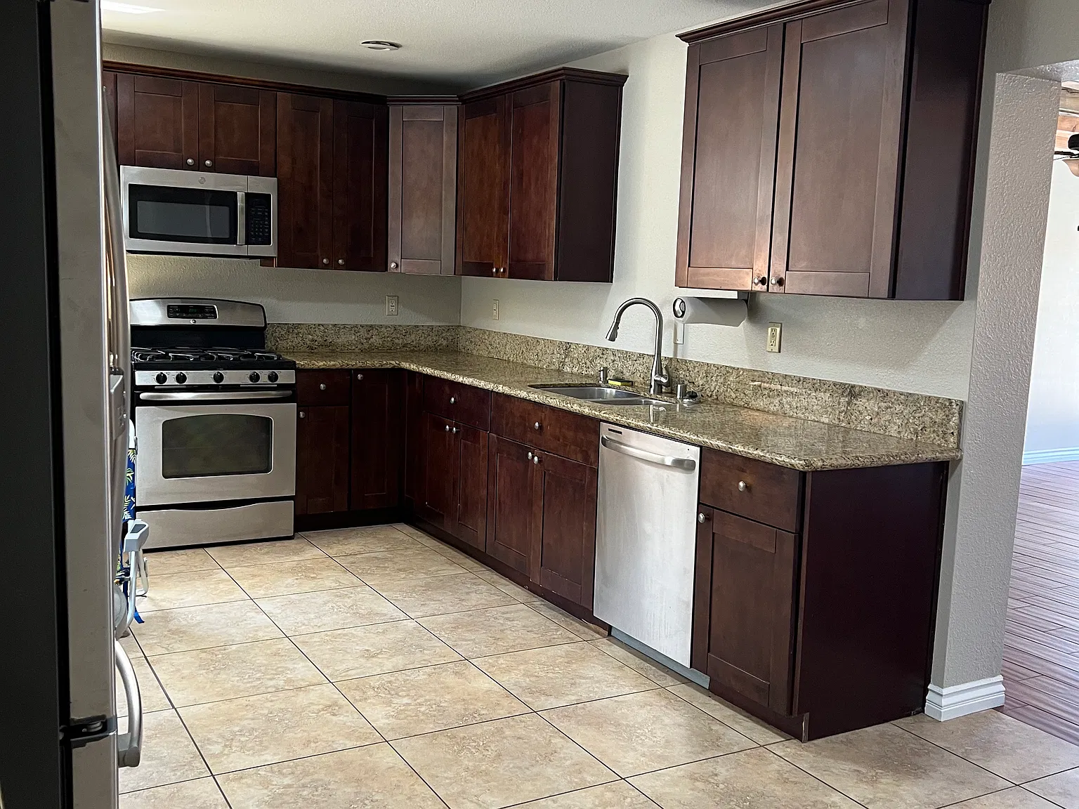 4 bed, 2.5 bath, 2400 sqft, $6,300 — Photo 2