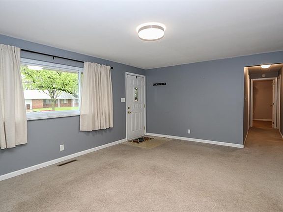 4th image of 921 Meadow Ln