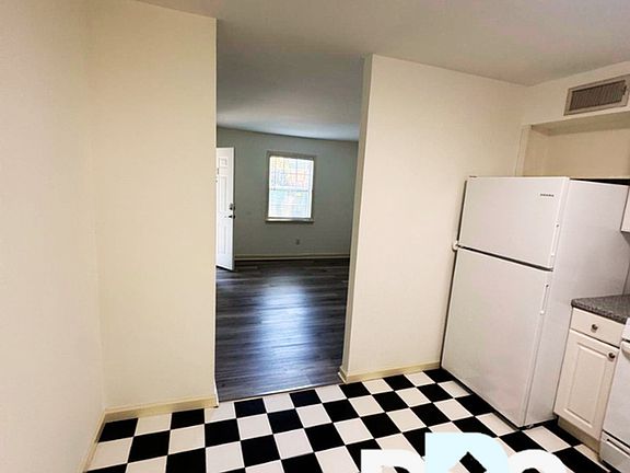 4th image of 615 Boulevard Se #7