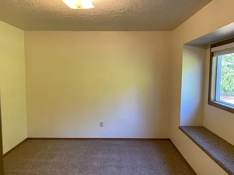 2377 Edgehill Ct S — Photo 4