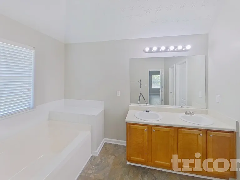 552 Howell Dr — Photo 9