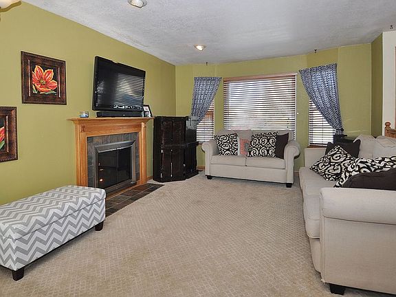 3rd image of 923 W Pioneer Cir