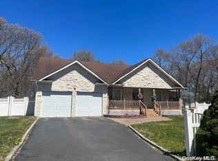 17 Gaetano Ln, Coram, NY 11727