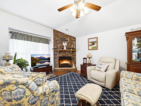 4th image of 675 Willowcrest Pl