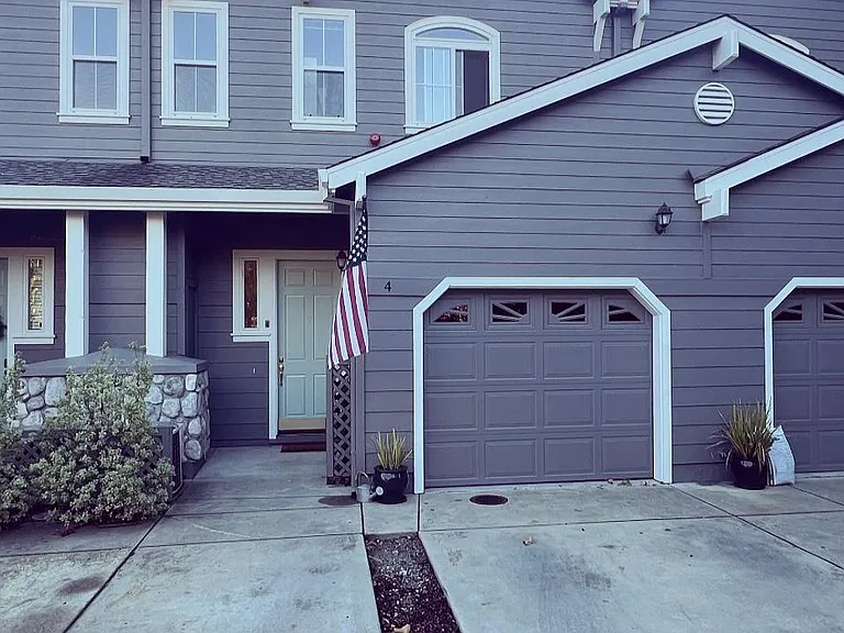 4 Flora Ln — Photo 1