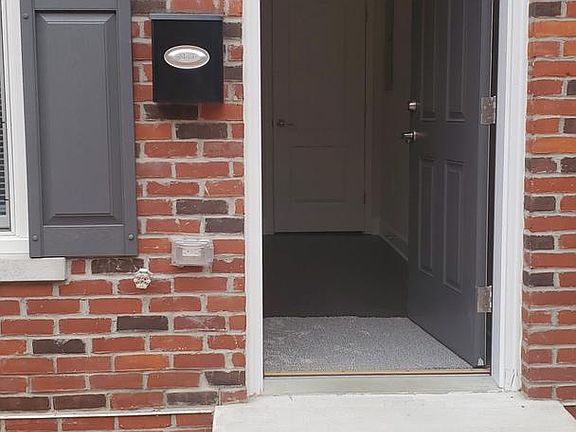 2nd image of 825 W 9th St