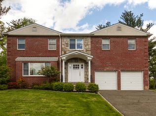 51 Country Club Rd, Pelham, NY 10803