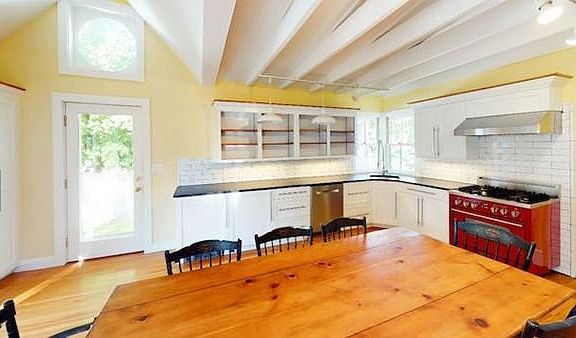 5th image of 58 Evergreen St