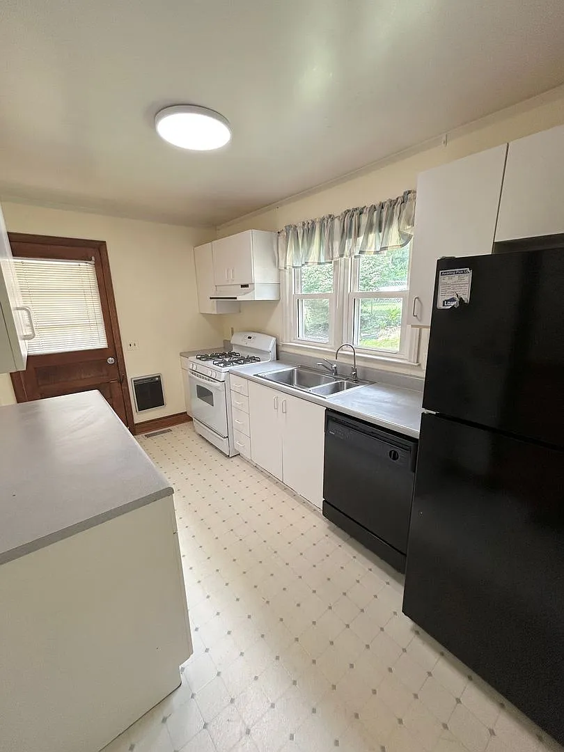 Beautiful Home Located in Blacksburg — Photo 3