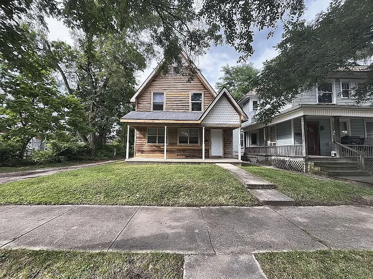 18 E Grand Ave — Photo 3