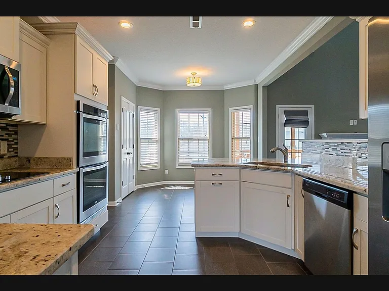 947 Smoots Dr — Photo 3