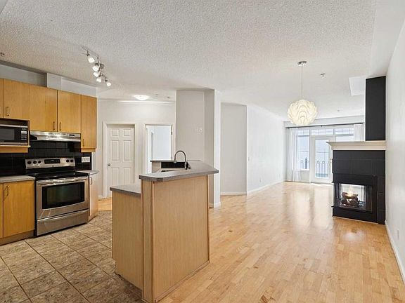 5th image of 923 N 15th Ave SW #308