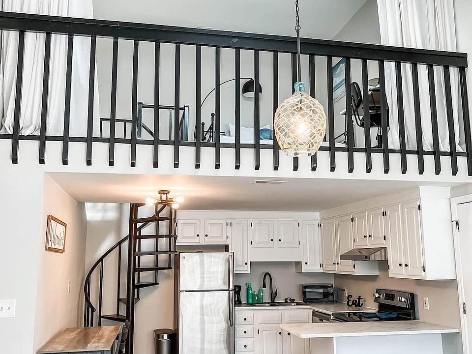 Bedroom loft overlooking livingroom. Awesome views.