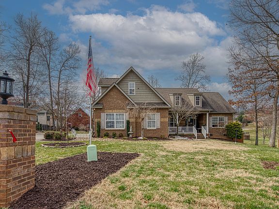 3rd image of 563 Yellowstone Ln