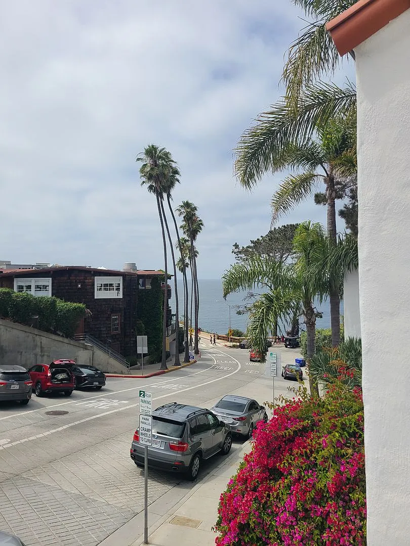 Charming 2 Bed 1 bath "fully furnished monthly rental" in La Jolla Village. — Photo 4
