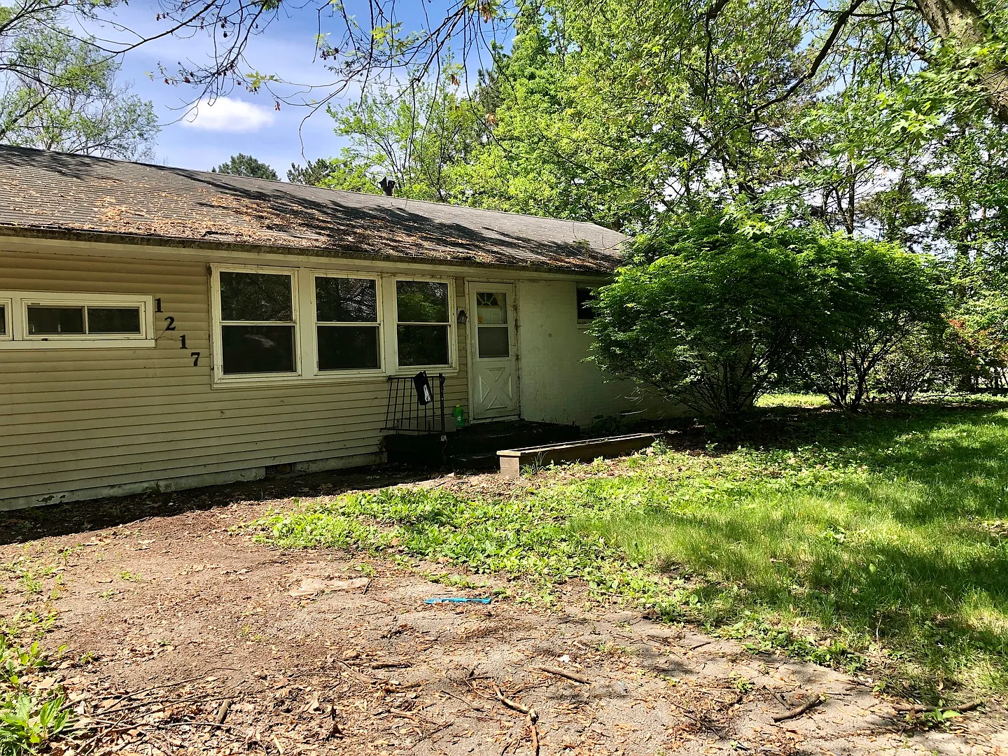 1217 W Eureka St photo 1