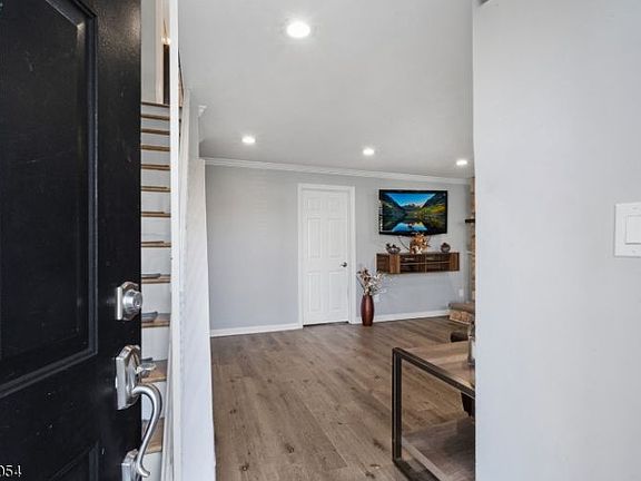 4th image of 207 Knox Way