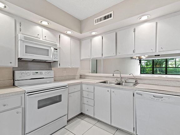 5th image of 3716 Whitehall Drive #102