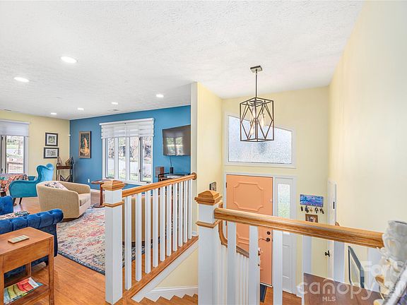 5th image of 330 Woody Ln