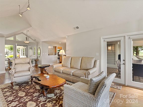 5th image of 138 Oakcrest Ln