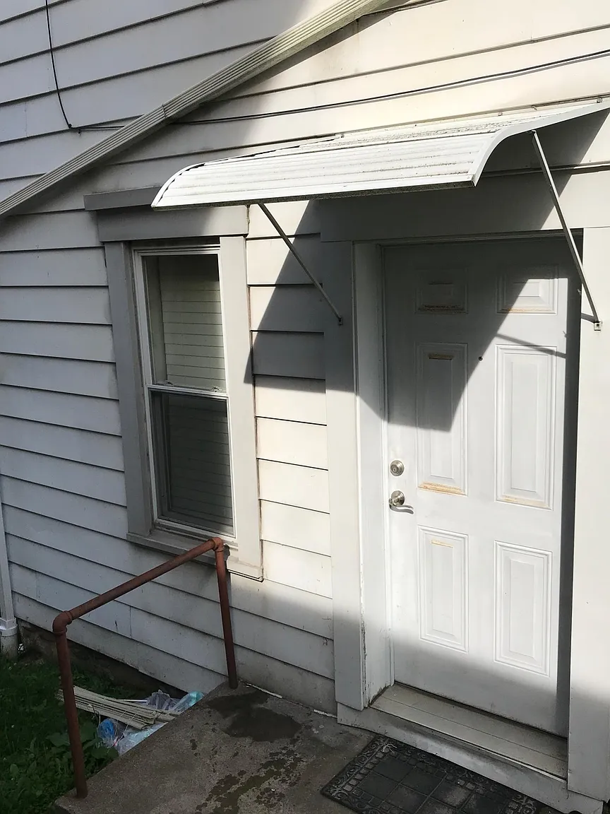 596 E Maiden St photo 1