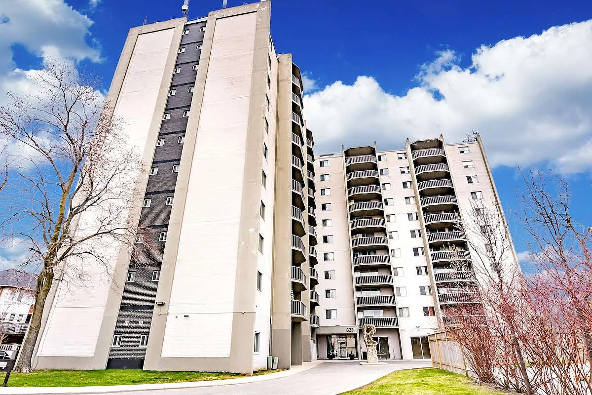 Evans Apartments — Photo 2