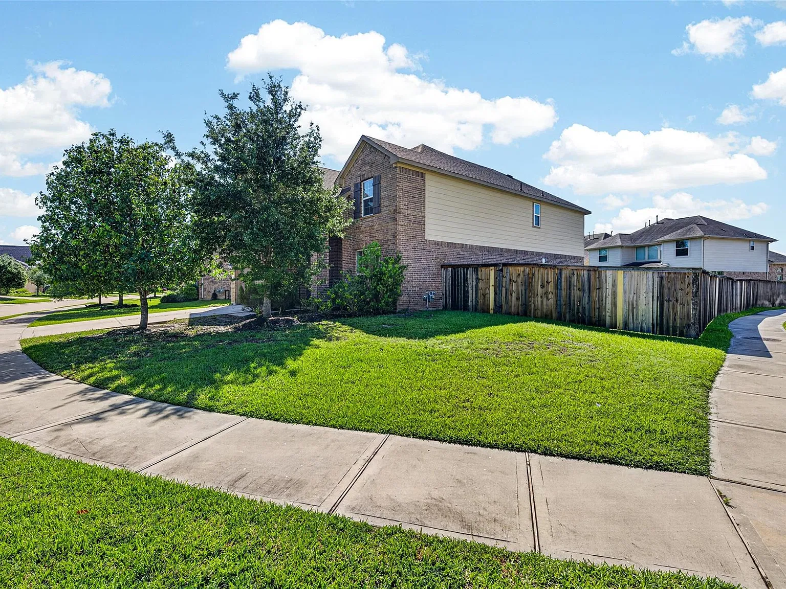 4 bed, 2.5 bath, 3221 sqft, $3,000 — Photo 4