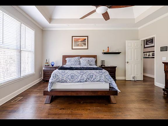 Master on main - bedroom with queen size bed