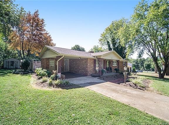2nd image of 3005 Poplar Cir