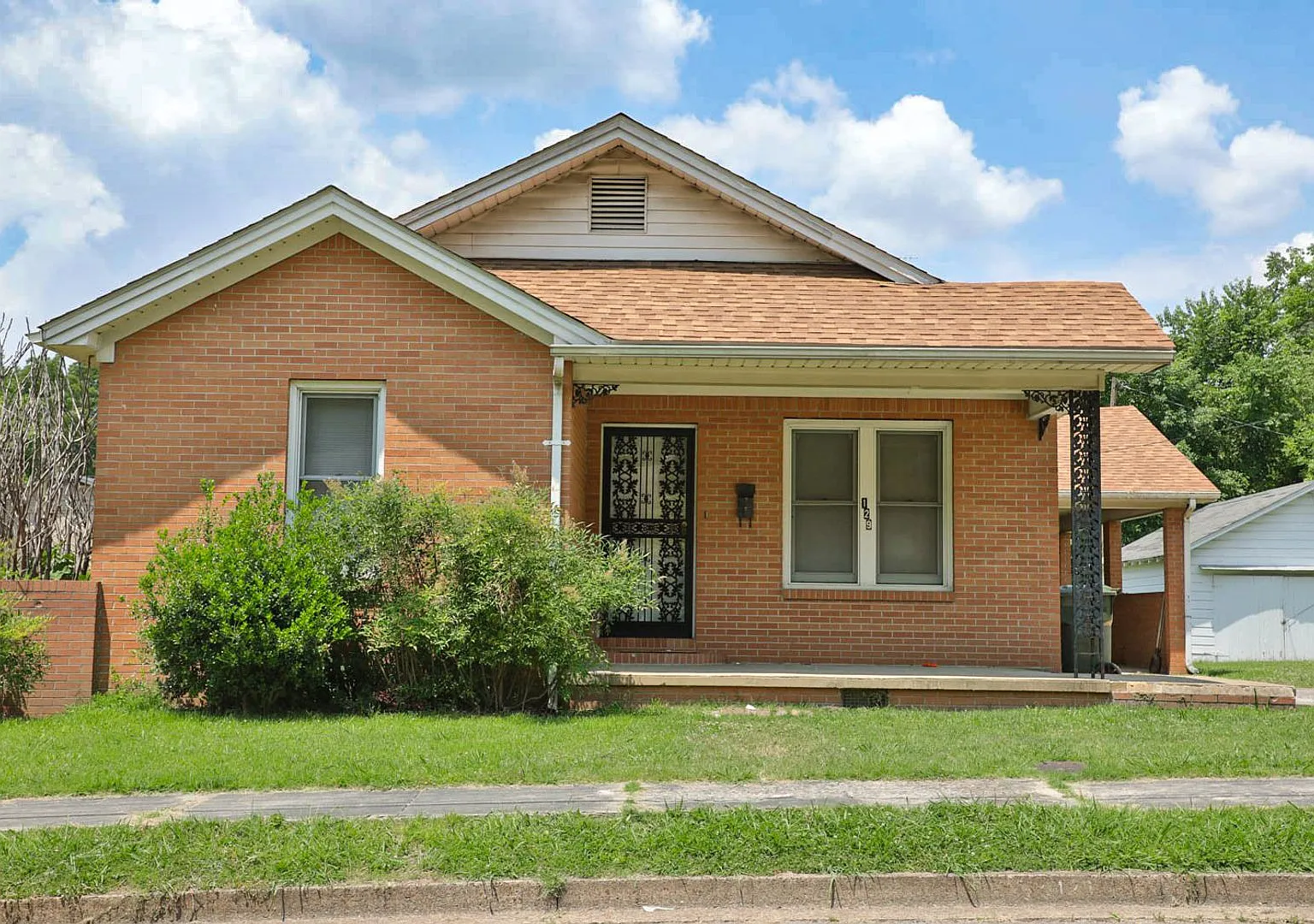 3 BD, 1 BA Charming Brick Home! — Photo 4