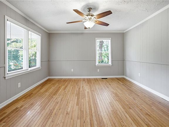 4th image of 467 Sanders St