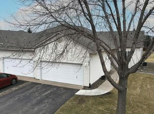 825 Regent Dr, Shakopee, MN 55379