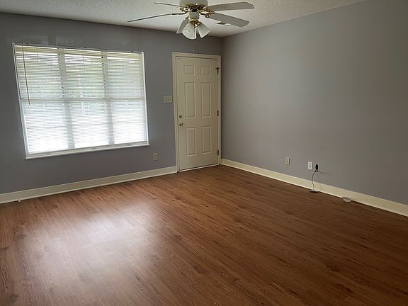 3rd image of 2704 Greenway Dr