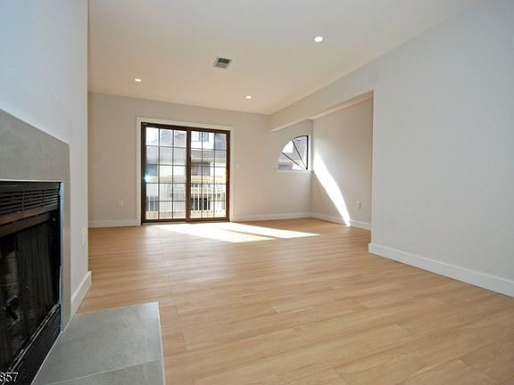 3rd image of 3005 Hemlock Pl