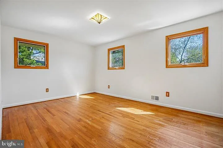 5 bed, 1867 sqft, $3,950 — Photo 4