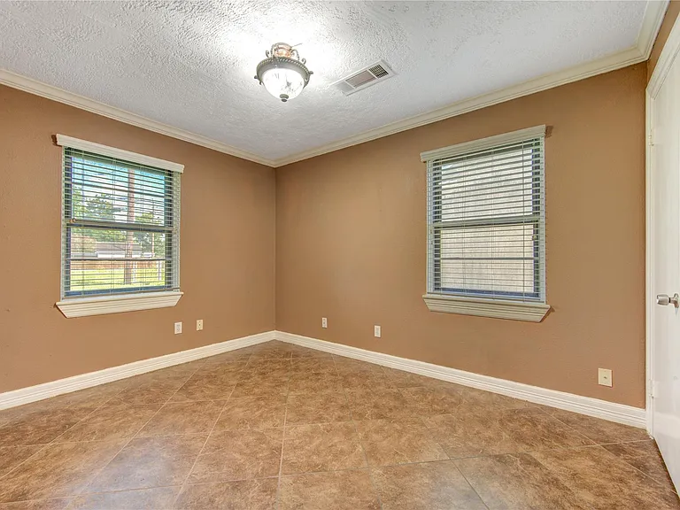 9922 Carmalee St — Photo 36