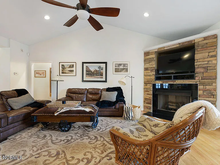 35 Bedford Cir — Photo 7