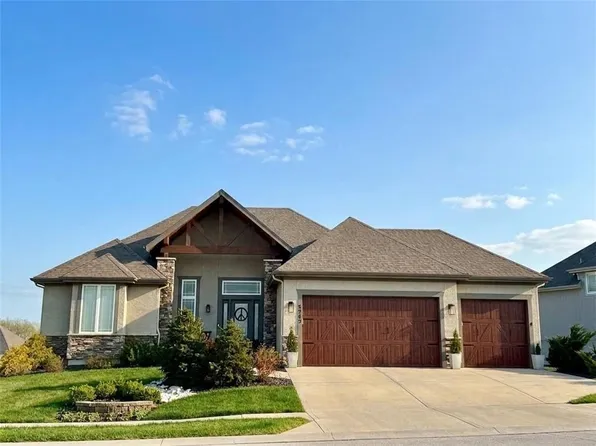 5745 Barn Hill Rd, Parkville, MO 64152