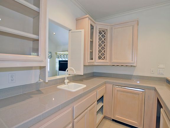 5th image of 135 Tomlinson Dr
