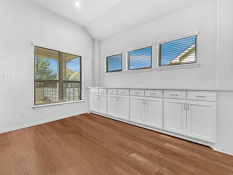 204 Belford St — Photo 7