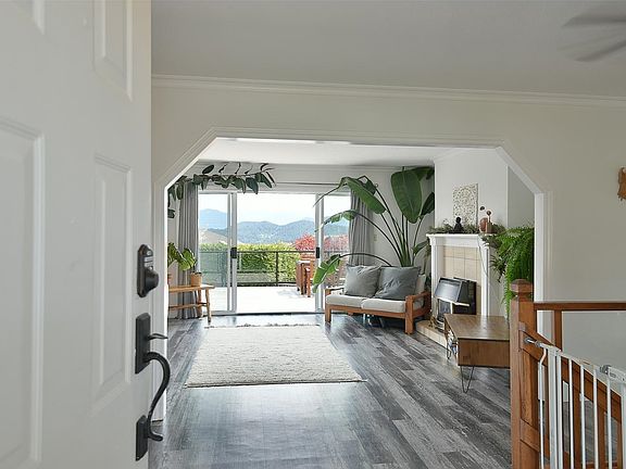 5th image of 502 Eaglecrest Dr