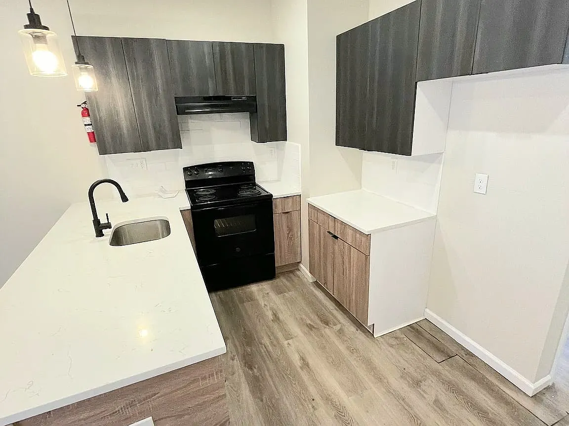 4 bed, 900 sqft, $2,600 — Photo 1