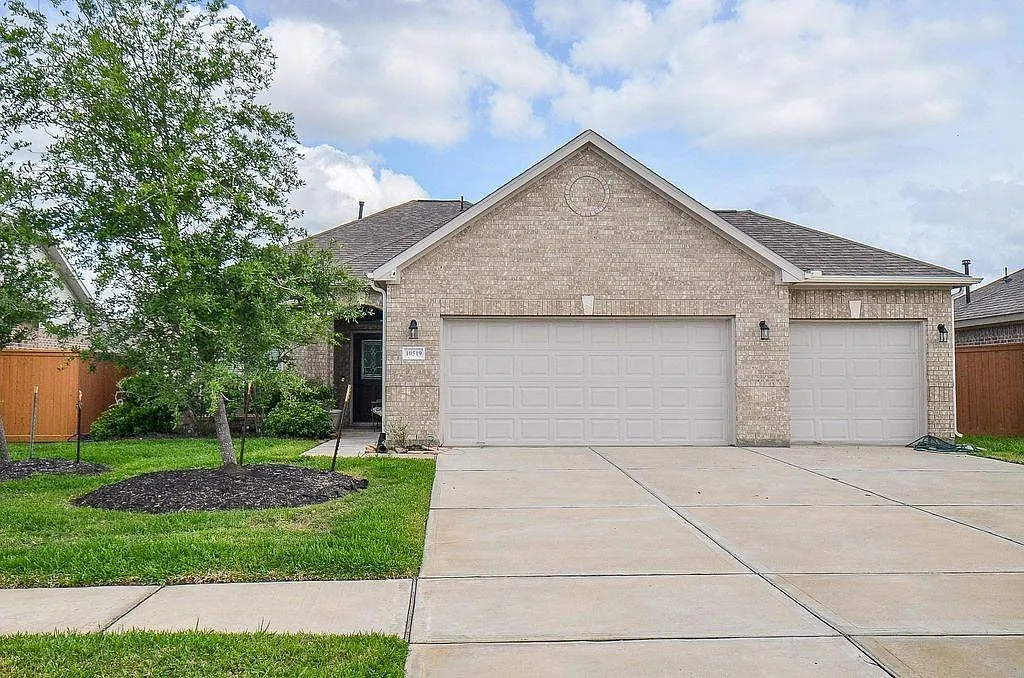 3 bed, 2.0 bath, 1768 sqft, $2,900 — Photo 1