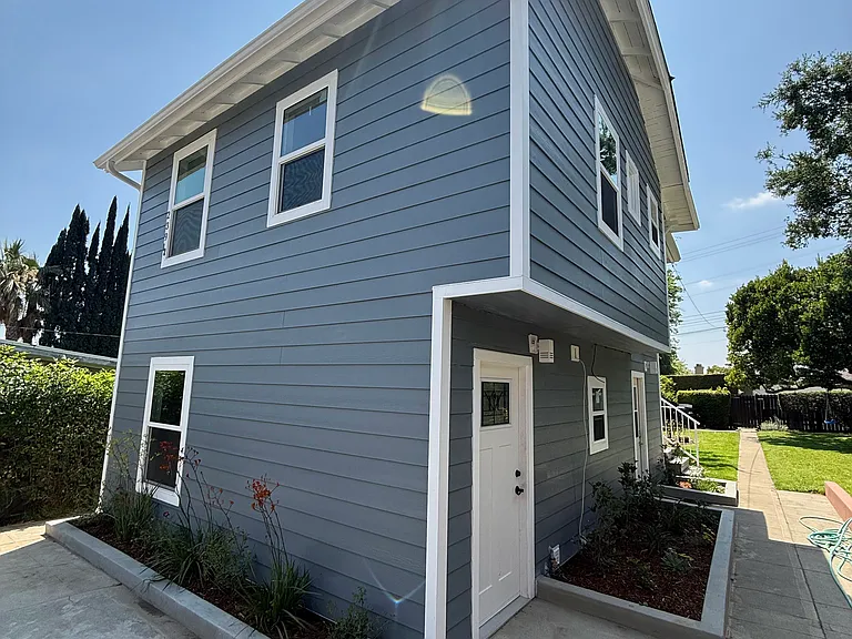 239 1/2 N Mayflower Ave — Photo 2