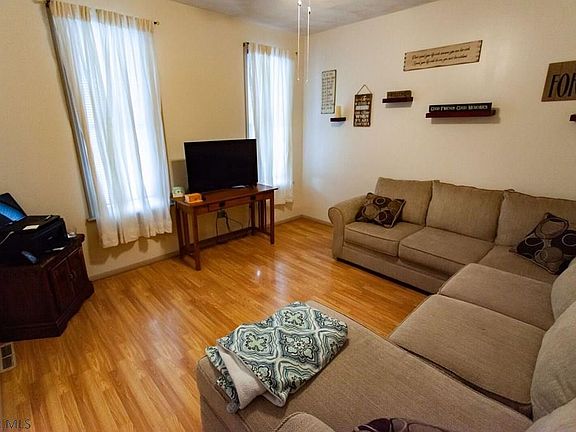 4th image of 223 Crawford Ave